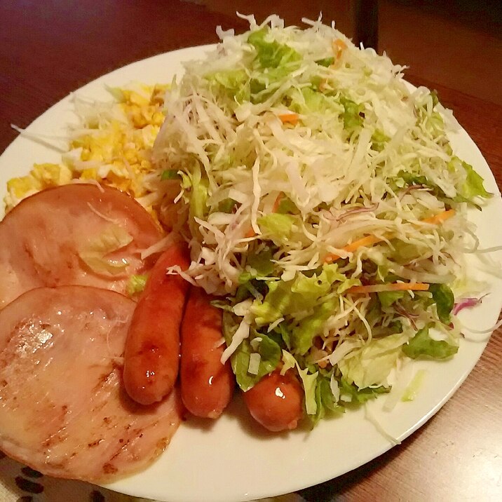 朝食にボリューミーサラダ